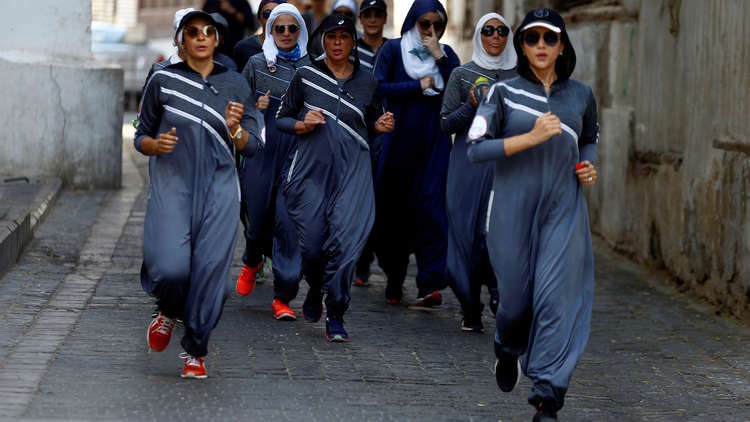 بالصور.. سعوديات بالعباءات الرياضية يمارسن الركض في شوارع جدة