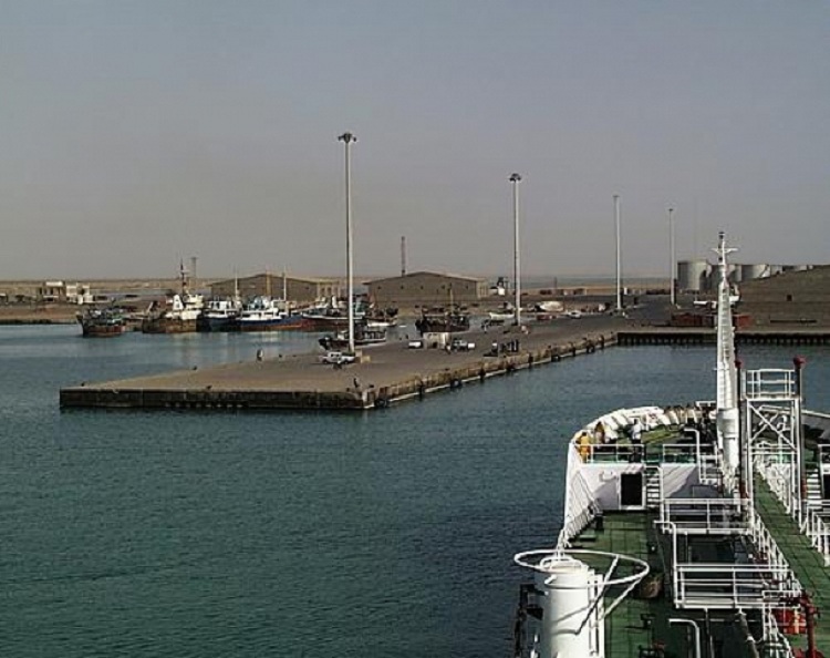 الحكومة الشرعية توقف ميناء الحديدة وتستعد لفتح ميناء المخا لاستقبال المساعدات