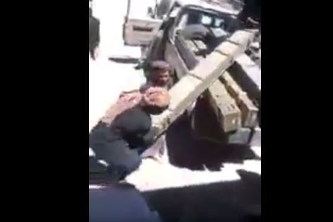 تسريب «فيديو» يظهر قيام الحوثيون ينقلون الصواريخ من مخازن بمحافظة إب إلى الحدود