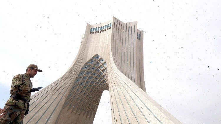 جندي إيراني في مركز العاصمة طهران