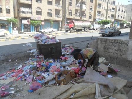 تعز: تراكم النفايات نتيجة إضراب عمال النظافة احتجاجا على التلاعب بوظائفهم