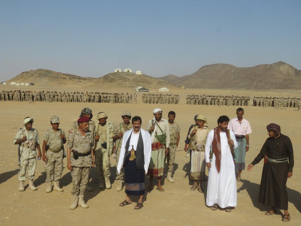 محافظ الجوف العميد حسين العجي العواضي يزور أحد معسكرات الجيش الو