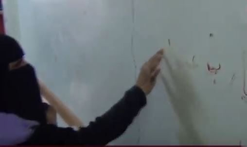 بالفيديو: شاهد ماذا كتبت فتاة تعزية بدم أمهما التي استهدفها قناص حوثي