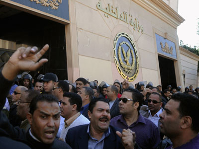 أفراد الشرطة المصرية يتحدون قانون التظاهر الذي أقرته سلطة الإنقلاب