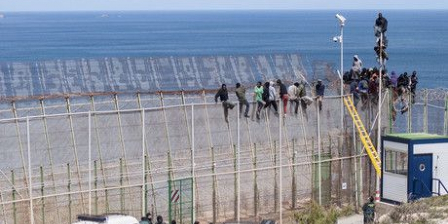 400 مهاجر يقتحمون الحدود الإسبانية في سبتة (فيديو)