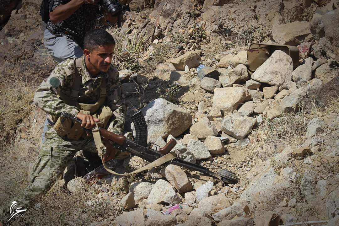 صورة وحدث: جندي في الجيش الوطني بتعز ينزع ألغام الحوثيين بطريقة غريبة وخطيرة