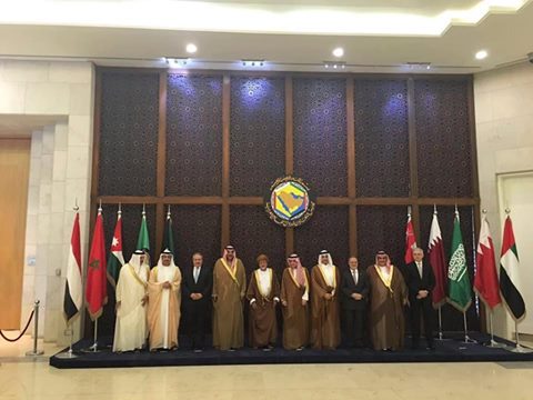 صورة وحدث: لأول مرة بتاريخ مجلس التعاون الخليجي علم الجمهورية اليمنية يرفع تحت قبة المجلس
