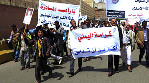 احتجاجات امام السفارة السعودية في صنعاء على معاملة اليمنيين في ا