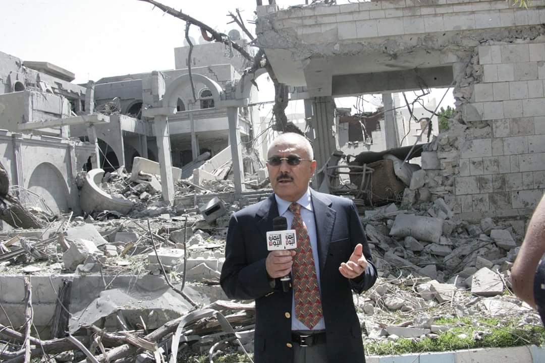 «علي صالح» من أمام ركام منزله بالعاصمة صنعاء ويتحدى قوات التحالف