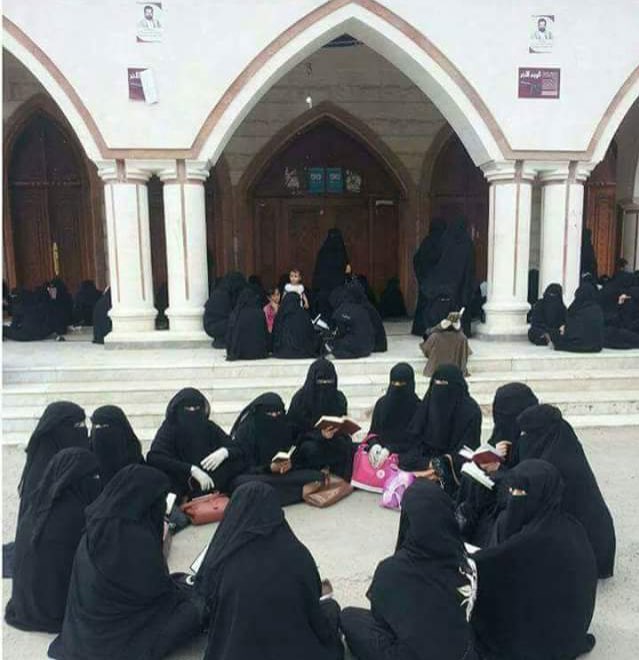 طالبات تحفيظ «قرآن كريم» يفترشن الأرض بعد إغلاق أبواب مدرستهن من قبل الحوثيين