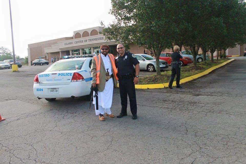 شرطي أمريكي يطلب إلتقاط صورة مع شاب يمني.. والسبب؟