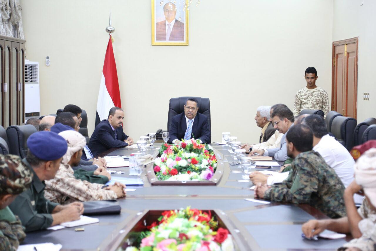 رئيس الوزراء يؤكد أن إيران تواصل تهريب السلاح للحوثيين لإطالة أمد الحرب في اليمن