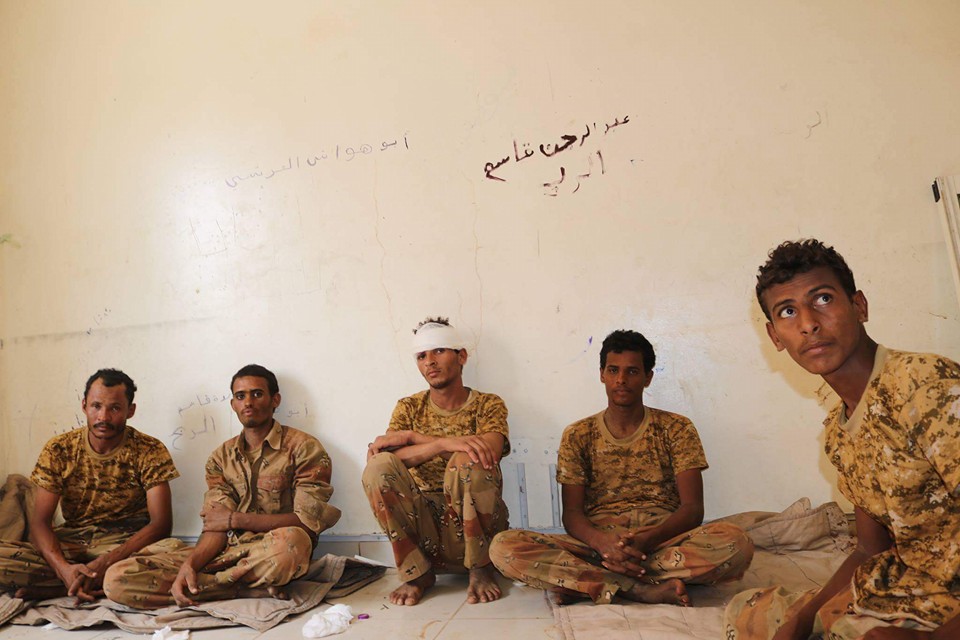 أسرى حوثيين لدى الجيش الوطني في ميدي يعترفون ويتحدثون عن تجنيدهم وتعبئتهم من قبل المليشيا (فيديو)