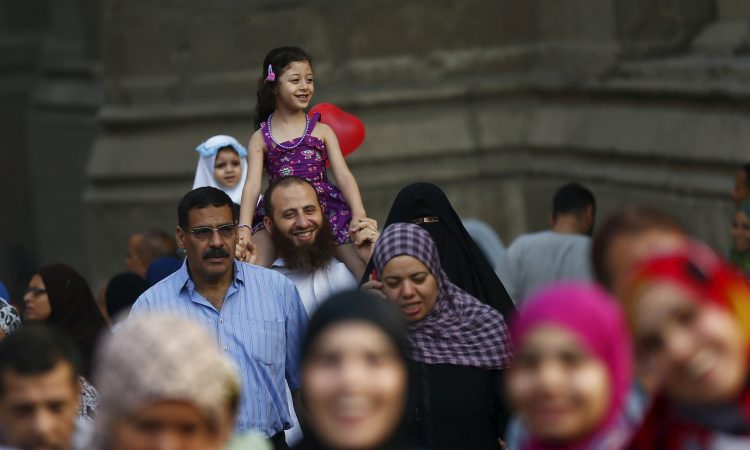 غلاء فاحش و41 ألف معتقل يفسدون فرحة المصريين بعيد الأضحى (فيديو)