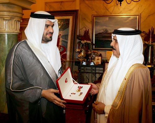 ملك البحرين يمنح الفنان الجسمي وسام الكفاءة من الدرجة الاولى‎