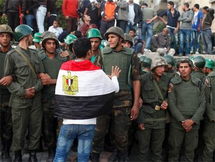 مصر : الرئيس مرسي يمنح الجيش سلطة توقيف المدنيين حتى انتهاء الاستفتاء