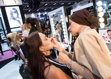 الإمارات تفوق بريطانيا وفرنسا في الإنفاق على مساحيق التجميل وأدوات الزينة