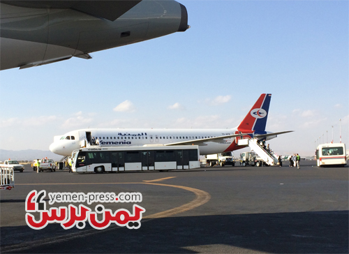 طائرة في أسطول طيران اليمنية بمطار صنعاء الدولي