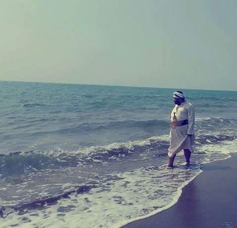 صورة محمد علي الحوثي على ساحل البحر الأحمر تشعل مواقع التواصل سخرية  