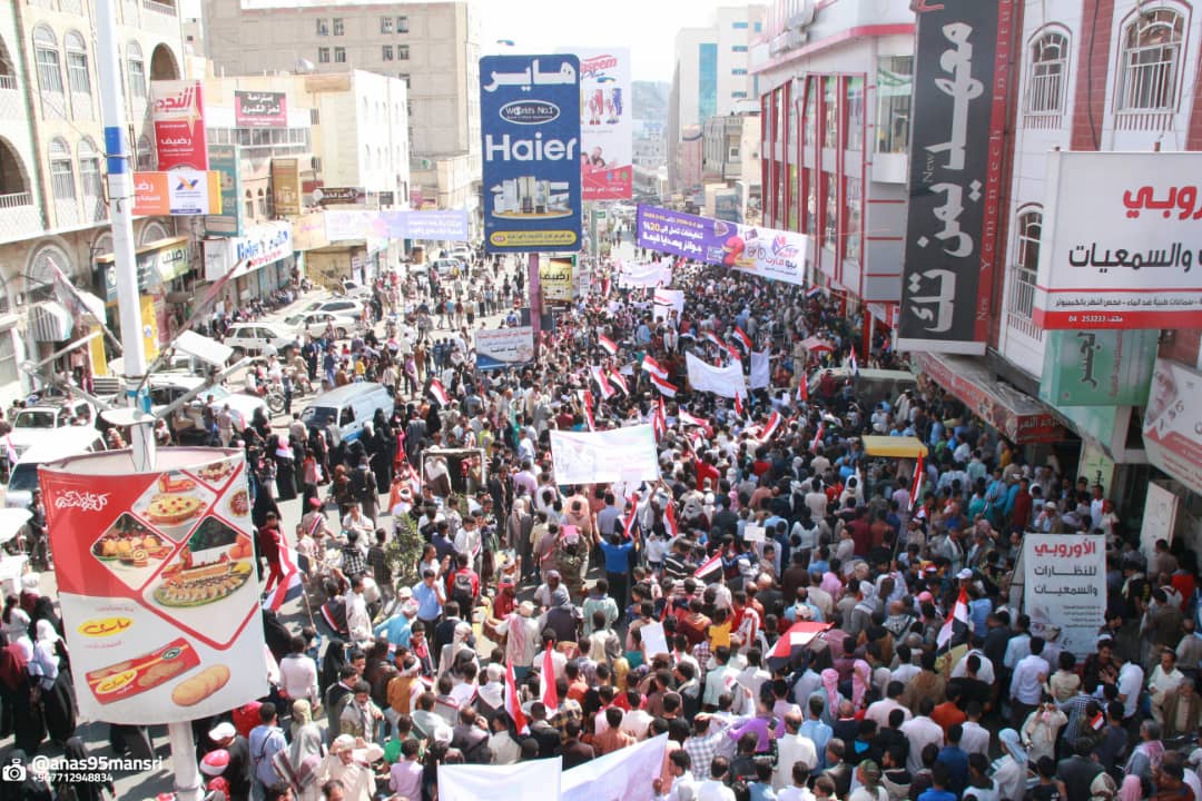 شاهد بالصور حشود جماهيرية ضخمة تحتفي بذكرى ثورة الحادي عشر من فبراير في تعز