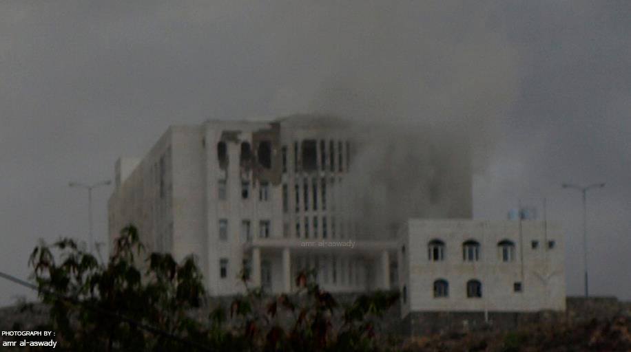قصف المجمع القضائي بتعز من قبل ميليشيات جماعة الحوثي المسلحة