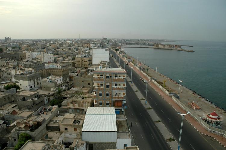 رجل أعمال يمني يتبرع بمليون لتر ديزل لتزويد محطات الكهرباء في الحديدة