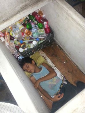 طفل من الحديدة أراد أن يرتاح قليلاً داخل ثلاجة بقالة والدة من شدة الحر فغلبه النوم فيها