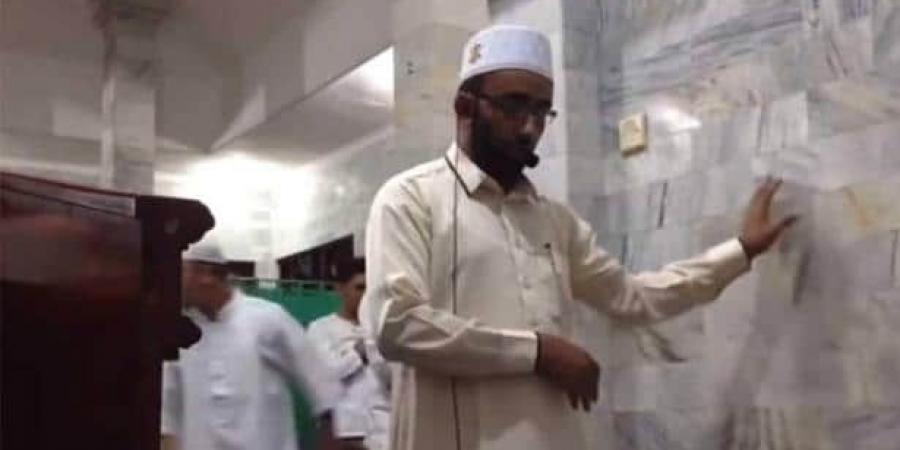 إمام المسجد صاحب اللقطة الشهيرة الذي اكمل صلاته أثناء زلزال إندونيسيا «يمني الجنسية»