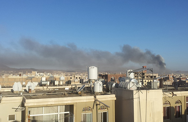 بالصور: طائرات التحالف تحرق مخازن أسلحة معسكرات التلفزيون والصيانة والحفا في صنعاء