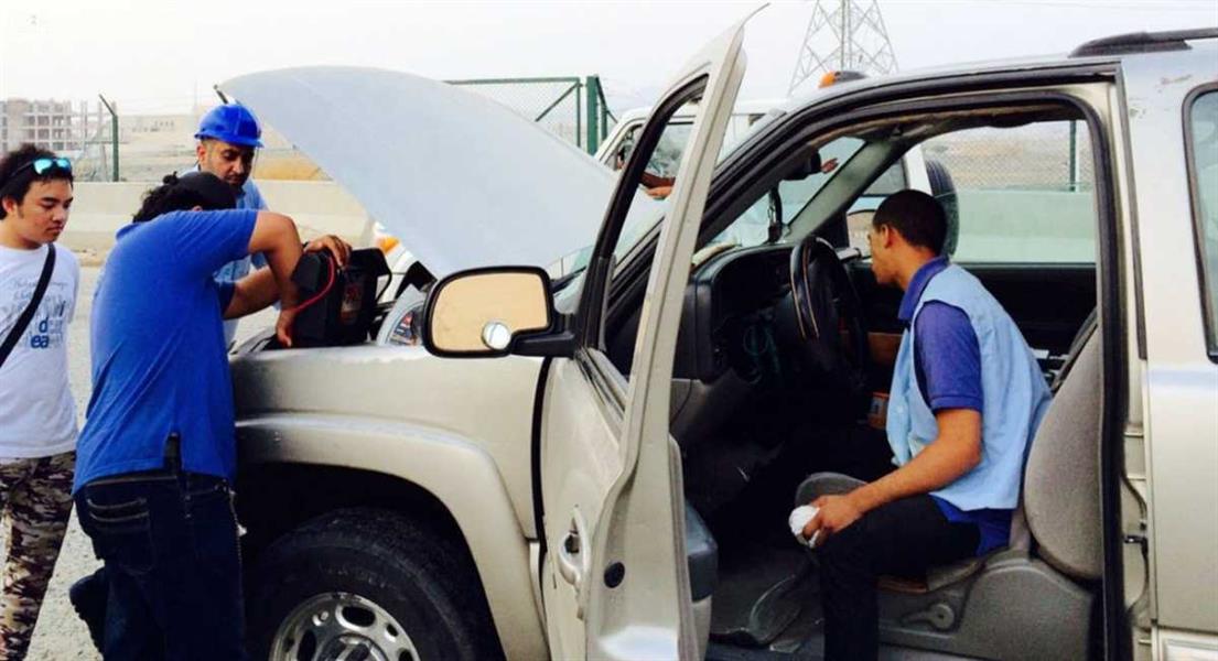 بالصور.. سعوديون متطوعون يصلحون سيارات الحجاج المتعطلة على طرق الحرم \