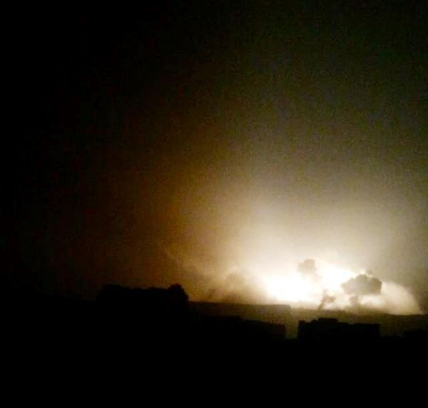طيران التحالف يقصف معسكر اللواء 55 مدفعية في يريم بإب