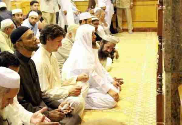 بالفيديو والصور.. رئيس وزراء كنداء يخطب في أحد مساجد العاصمة ويصلي مع المسلمين