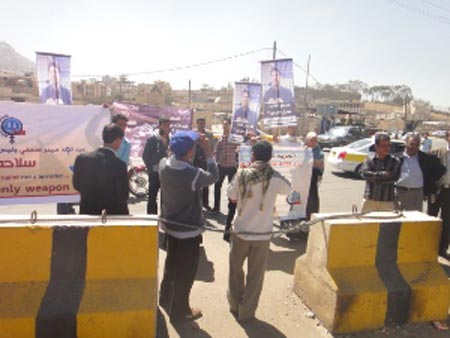 جانب من احتجاجات يوم أمس أمام السفارة الأمريكية بصنعاء