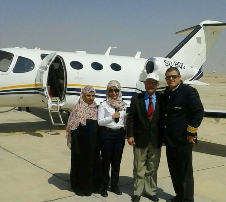 بالصور.. حسناء يمنية تقود طائرة نفاذة بصحبة عائلتها في مصر
