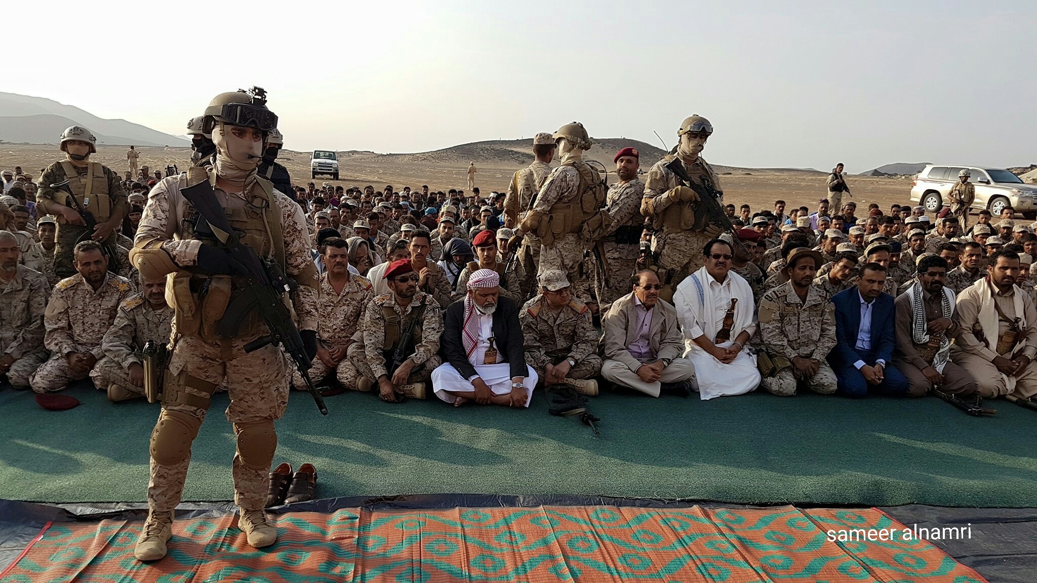 علي محسن وكبار قادة الجيش يؤدون صلاة العيد في مأرب والرئيس هادي يستقبل مهنئيه في الرياض (صور)