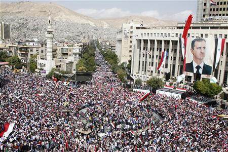 سوريون يتظاهرون في دمشق دعما للرئيس بشار الاسد يوم الاربعاء. تصو