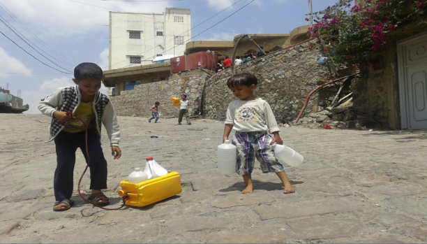 الحوثيون يحاصرون تعز.. ويمنعون عنها الماء والسلع