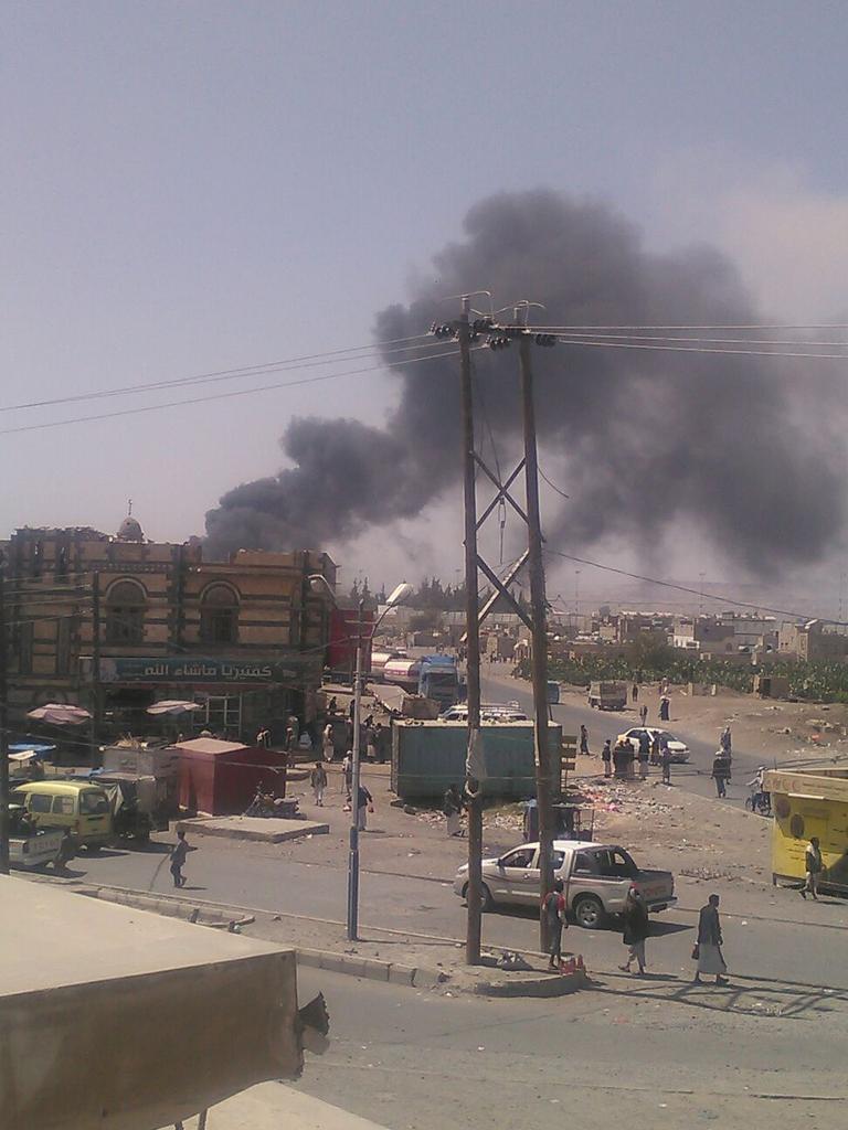 طيران التحالف يقصف قاعدة الديلمي الجوية شمال صنعاء (صور)