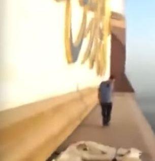 بالفيديو.. شاب سعودي يتجول على حافة برج \