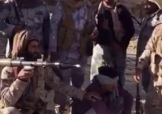 جنود حرس الحدود السعودية يأسرون قناصا حوثيا بعد مواجهات شرسة (فيديو)