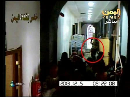 استقالة مدير مستشفى وزارة الدفاع بسبب بث فضائية اليمن صور اقتحام المستشفى