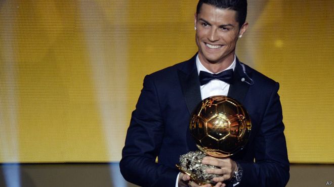 كريستيانو رونالدو يفوز بجائزة أحسن لاعب في العالم 