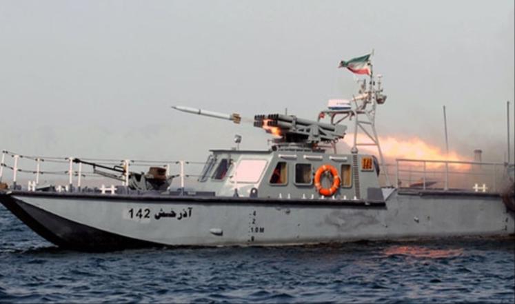 الحرس الثوري الإيراني يحتجز زورقين أميركيين ويعتبر البحارة العسكريين «سجناء»