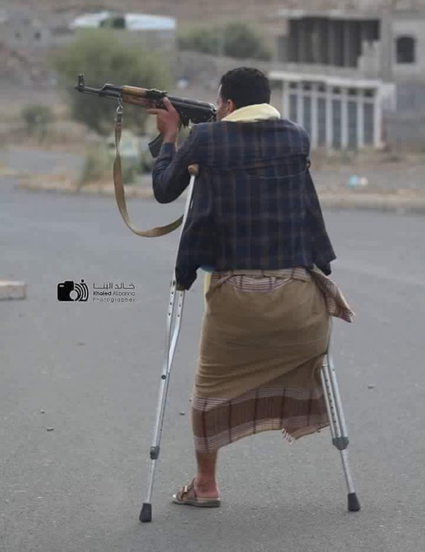 أحد عناصر المقاومة يشارك في قتال الحوثيين بساق واحدة !