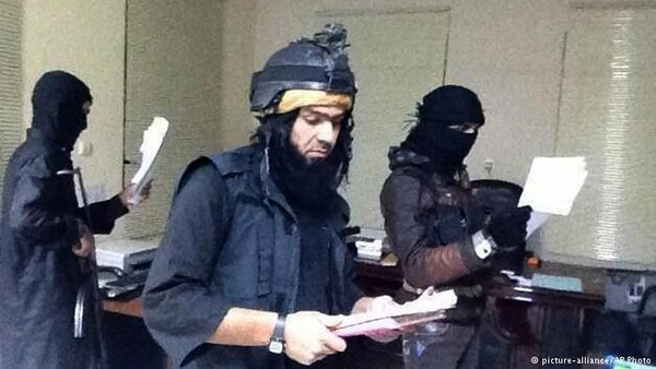 عنصر من تنظيم داعش يقرأ بيانا