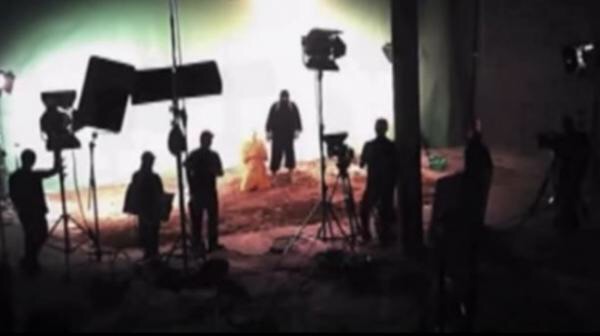 (فيديو) السيناتور الامريكي جون ماكين يُخرج أفلام داعش؟