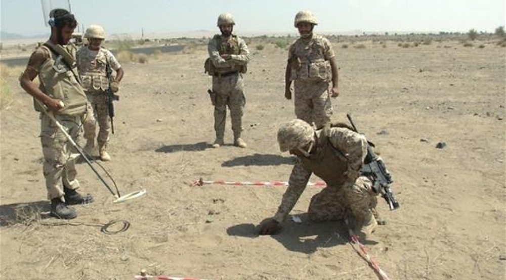 سلاح المهندسين بالقوات السعودية يفكك ألغاما زرعها الحوثيون على الحدود مع اليمن (صورة)