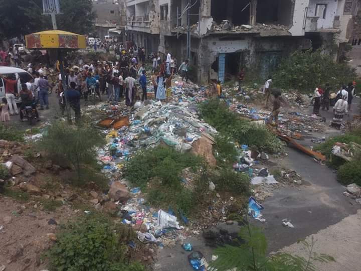 شاهد أثناء إطلاق الحوثيين النار على المواطنيين المتجمعين لحظة إنتظار فتح المنفذ الشرقي لمدينة تعز (فيديو)