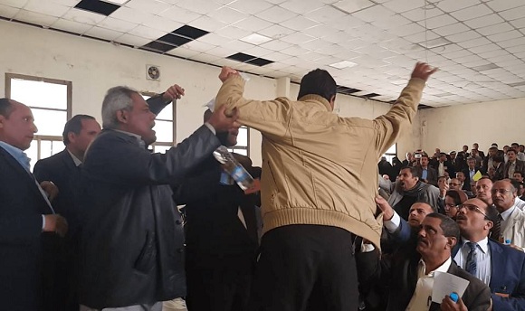 جانب من الاعتداء الحوثي على نقابة التدريس بجامعة صنعاء