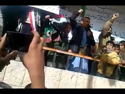مشرف حوثي يحطم مكرفون مدرسة في ذمار بعد رفض الطلاب الموجودين ترديد الصرخة «فيديو»